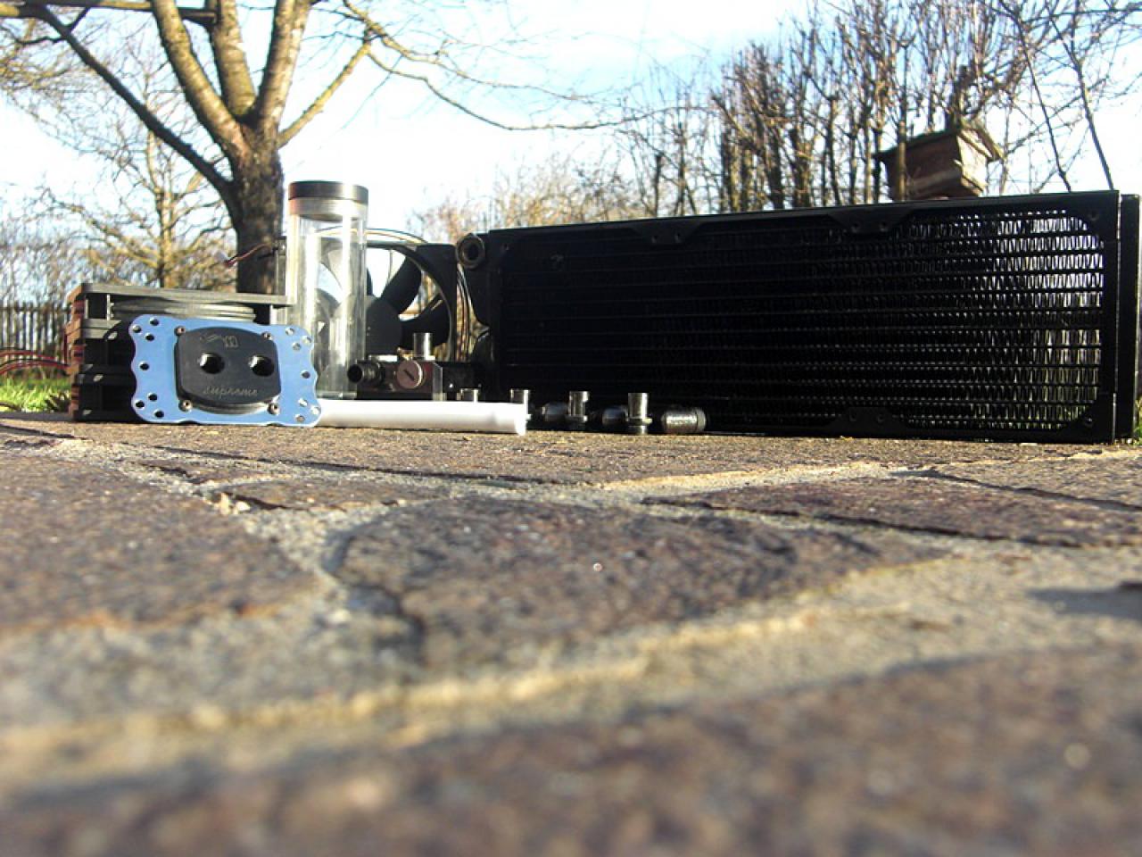 [15/04/2011] Cosmos S trifft Asus ROG trifft Lego Star Wars: absurdes Casemodding bei PCGHX (8)