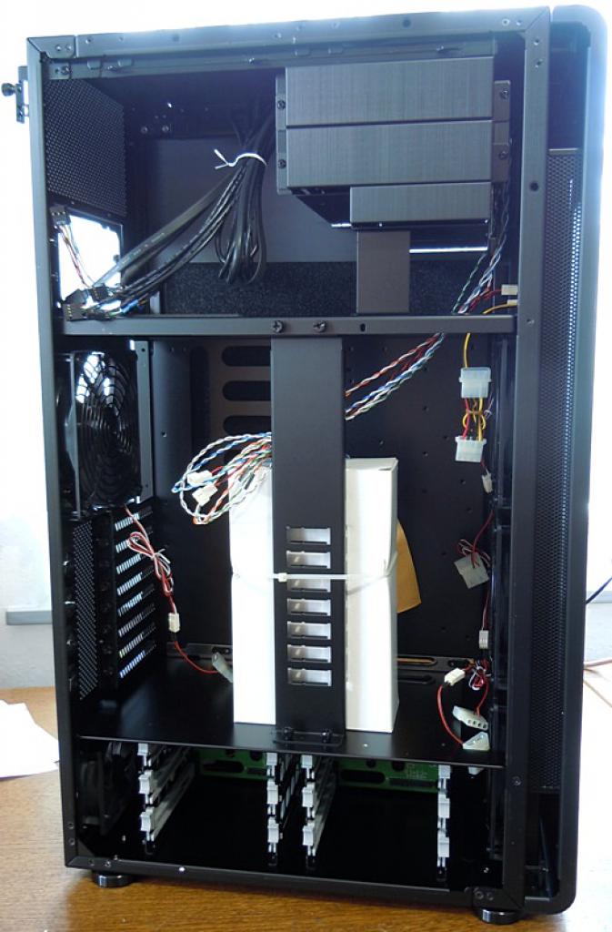 [21/04/2011] Luxus-Tagebuch: Spielen auf drei Bildschirmen, tolle Hardware im Supertower (2)
