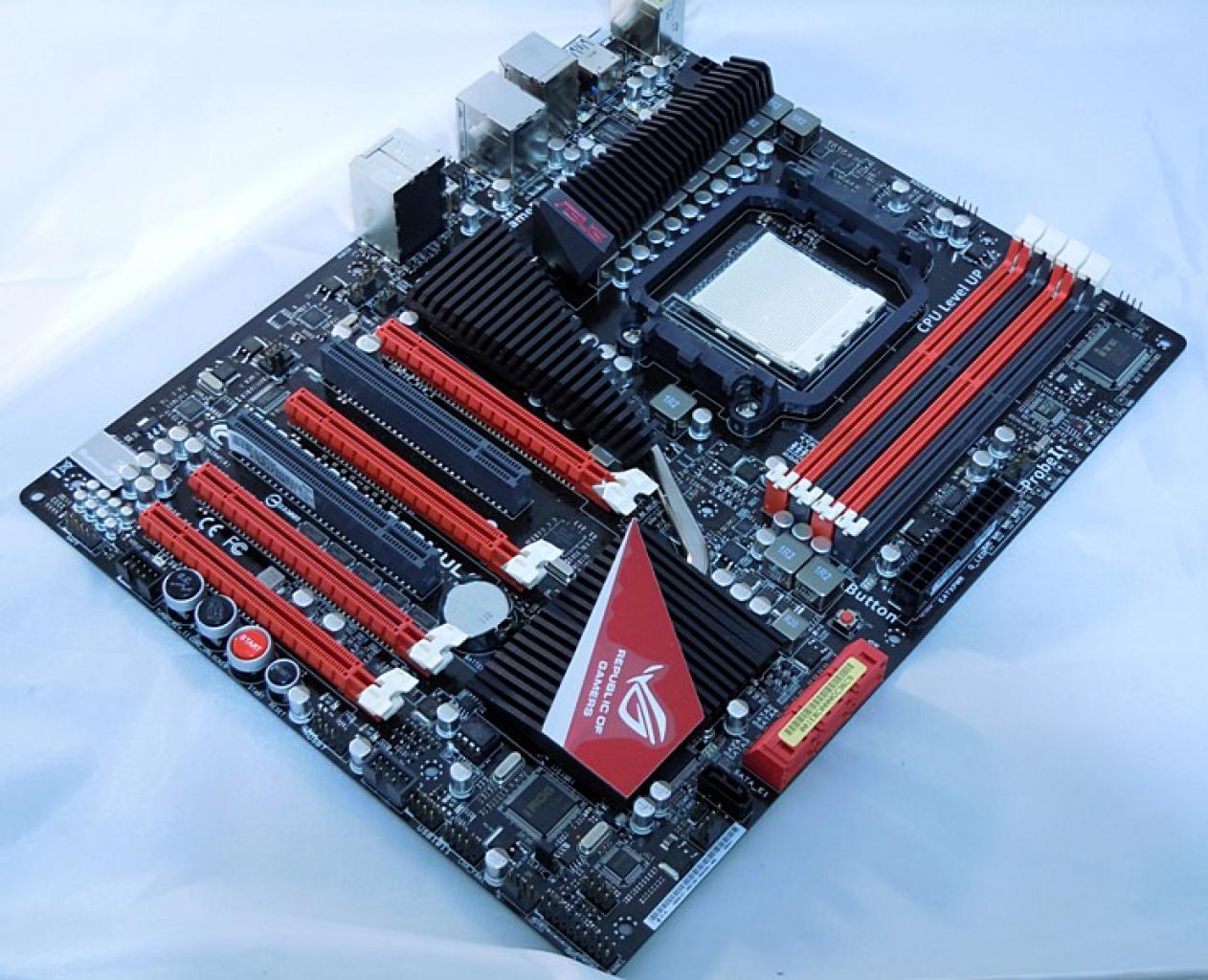 [21/04/2011] Luxus-Tagebuch: Spielen auf drei Bildschirmen, tolle Hardware im Supertower (14)
