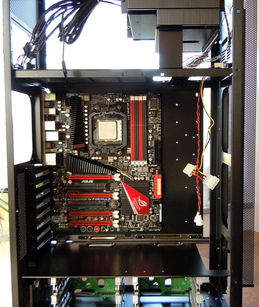 [21/04/2011] Luxus-Tagebuch: Spielen auf drei Bildschirmen, tolle Hardware im Supertower (26)