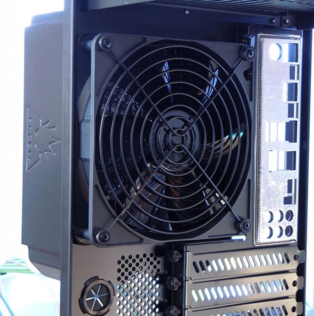 [21/04/2011] Luxus-Tagebuch: Spielen auf drei Bildschirmen, tolle Hardware im Supertower (51)