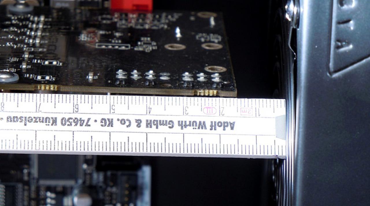 [21/04/2011] Luxus-Tagebuch: Spielen auf drei Bildschirmen, tolle Hardware im Supertower (54)