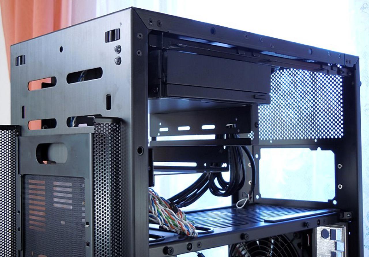 [21/04/2011] Luxus-Tagebuch: Spielen auf drei Bildschirmen, tolle Hardware im Supertower (55)