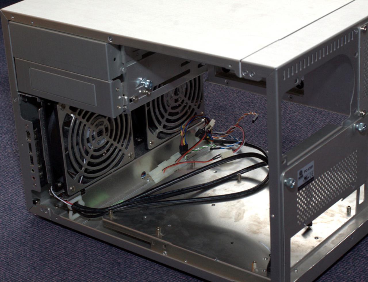 [08/04/2011] V351 Blue Force: die verblüffende Casemod mit über 6.000 Löchern (1)