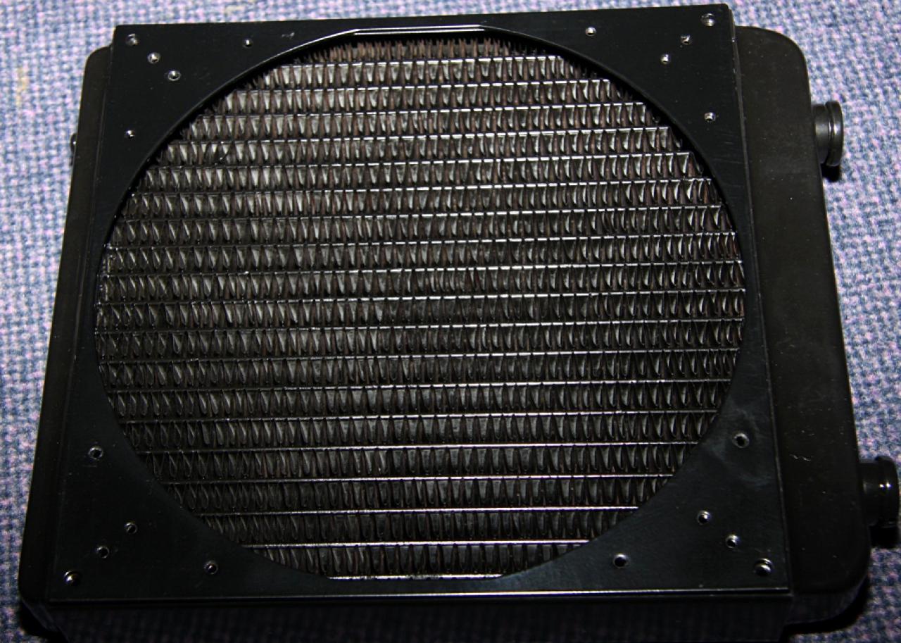 [08/04/2011] V351 Blue Force: die verblüffende Casemod mit über 6.000 Löchern (10)
