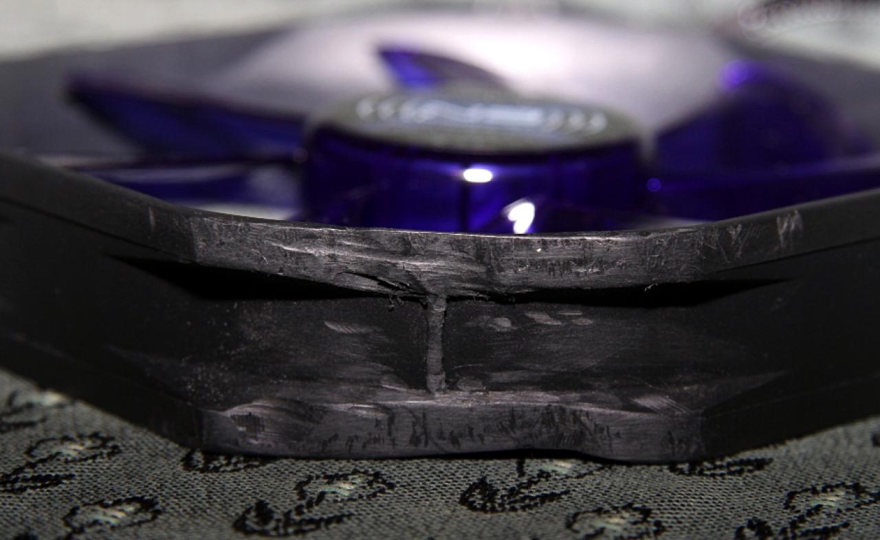 [08/04/2011] V351 Blue Force: die verblüffende Casemod mit über 6.000 Löchern (12)