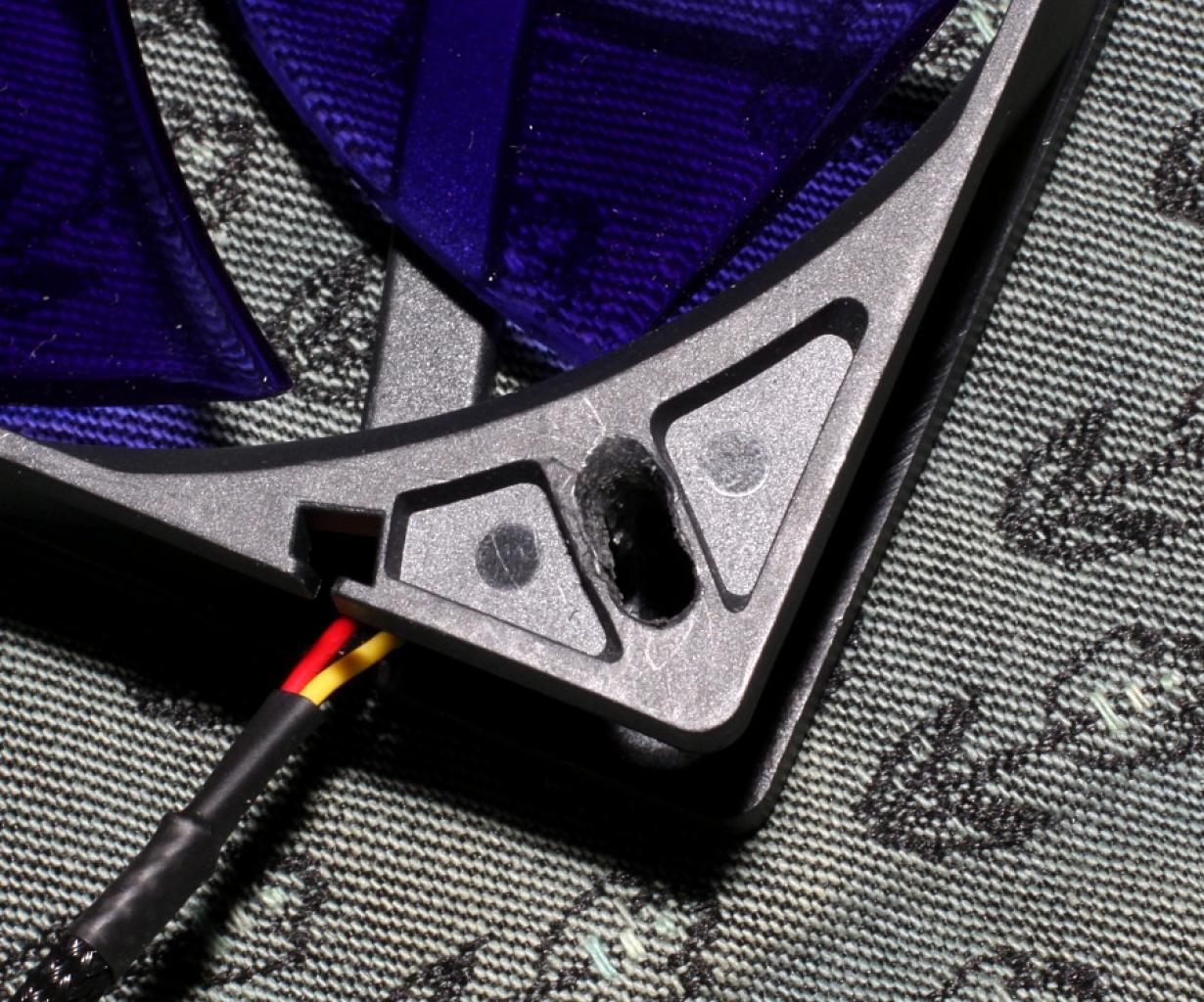 [08/04/2011] V351 Blue Force: die verblüffende Casemod mit über 6.000 Löchern (13)