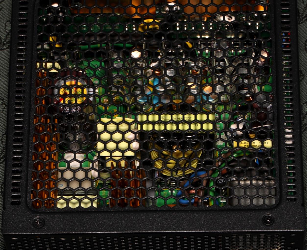[08/04/2011] V351 Blue Force: die verblüffende Casemod mit über 6.000 Löchern (19)