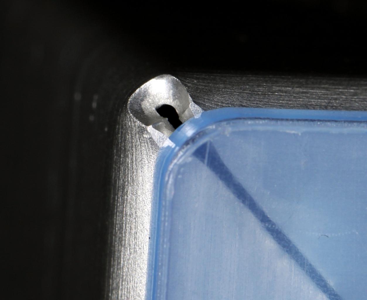 [08/04/2011] V351 Blue Force: die verblüffende Casemod mit über 6.000 Löchern (21)