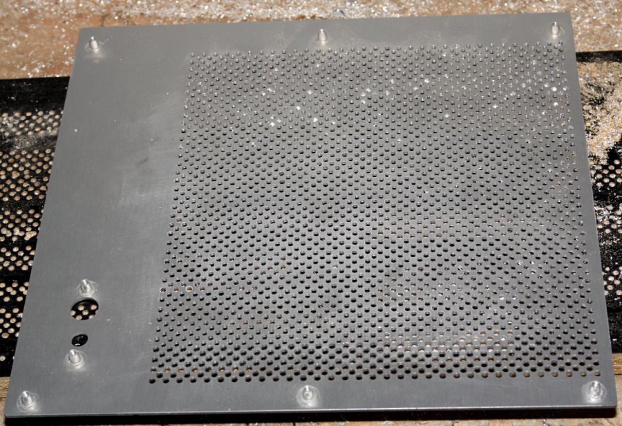 [08/04/2011] V351 Blue Force: die verblüffende Casemod mit über 6.000 Löchern (63)