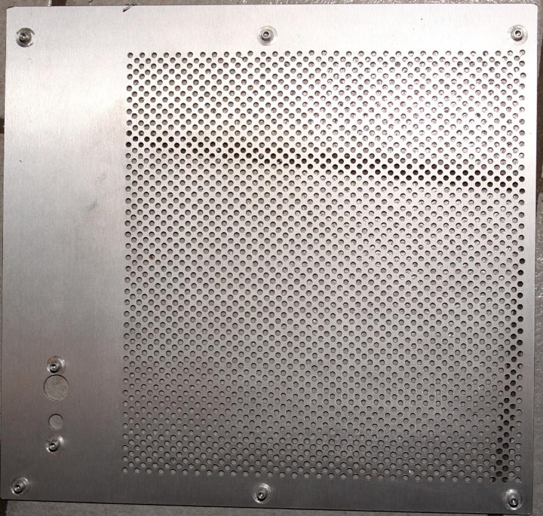 [08/04/2011] V351 Blue Force: die verblüffende Casemod mit über 6.000 Löchern (64)
