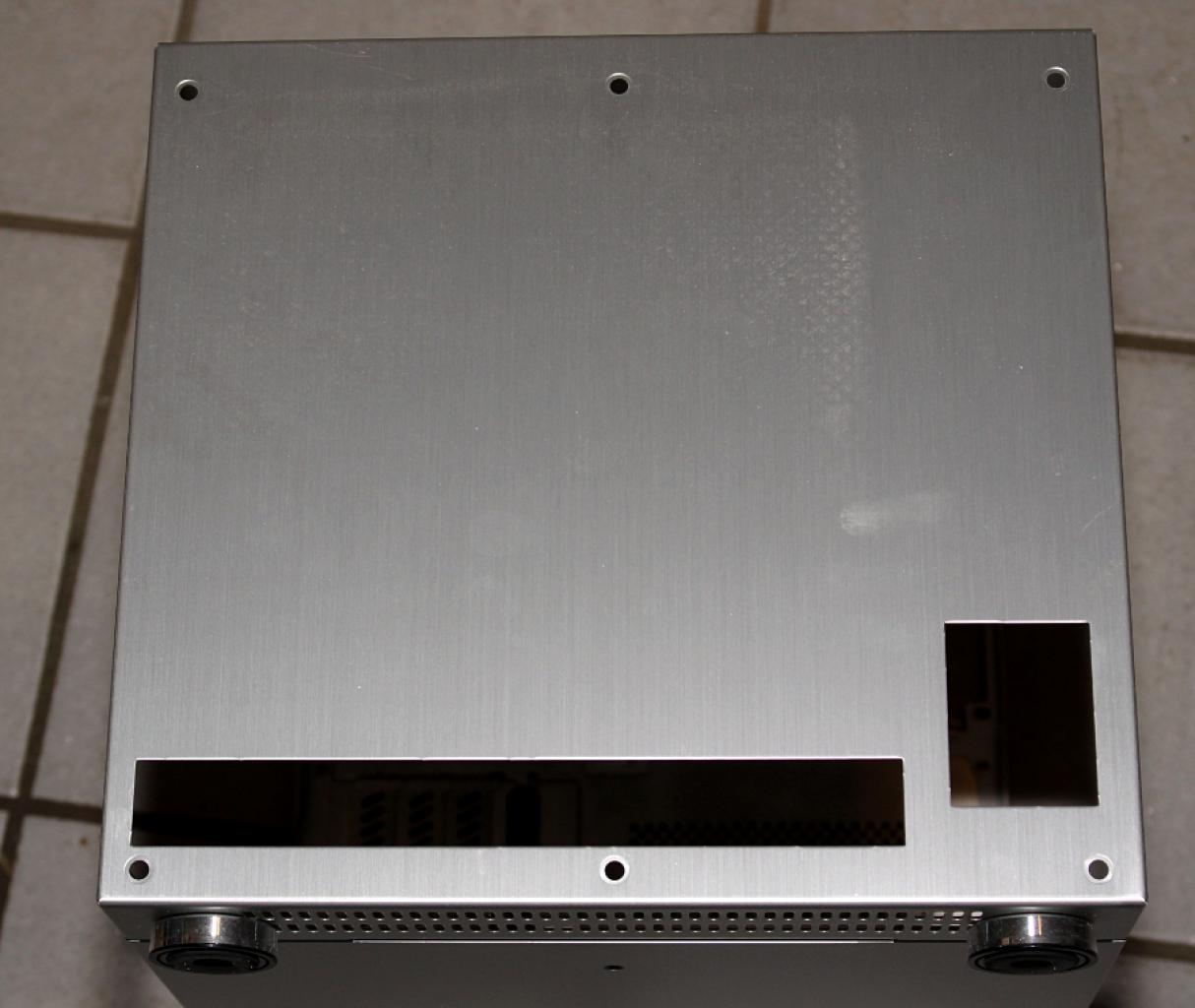 [08/04/2011] V351 Blue Force: die verblüffende Casemod mit über 6.000 Löchern (65)