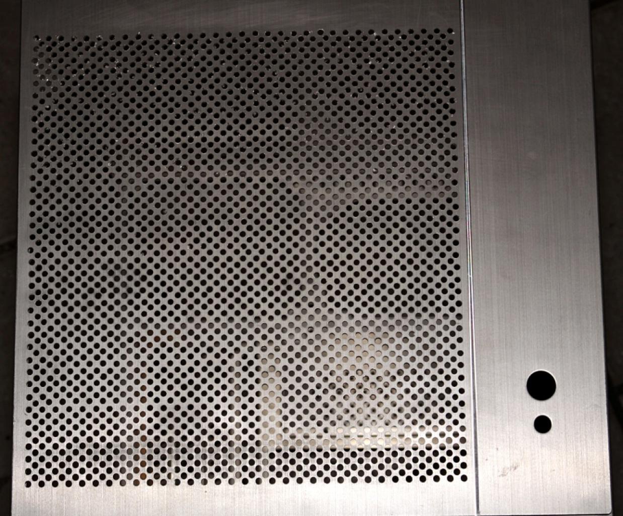 [08/04/2011] V351 Blue Force: die verblüffende Casemod mit über 6.000 Löchern (67)