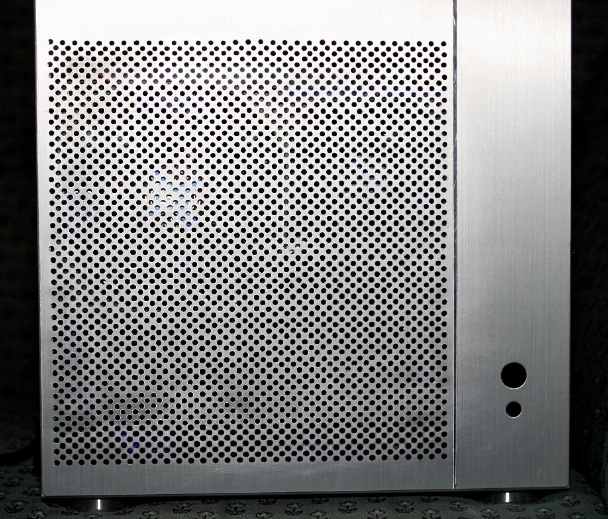 [08/04/2011] V351 Blue Force: die verblüffende Casemod mit über 6.000 Löchern (69)