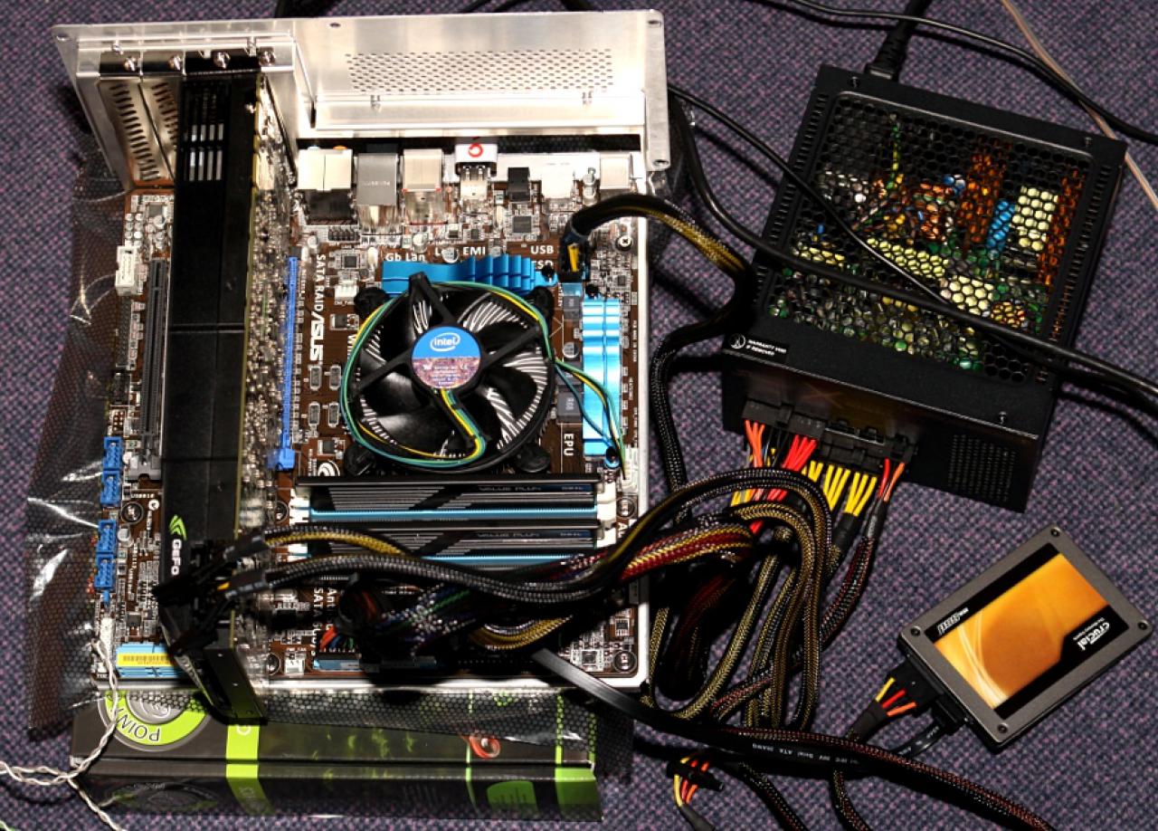 [08/04/2011] V351 Blue Force: die verblüffende Casemod mit über 6.000 Löchern (75)