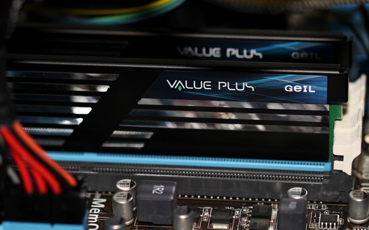 [08/04/2011] V351 Blue Force: die verblüffende Casemod mit über 6.000 Löchern (77)