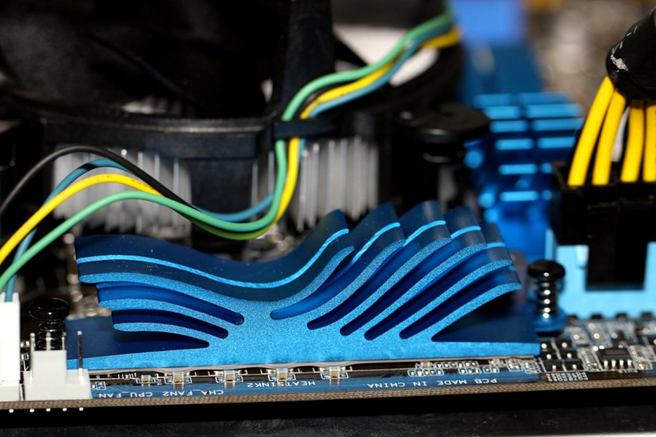 [08/04/2011] V351 Blue Force: die verblüffende Casemod mit über 6.000 Löchern (79)