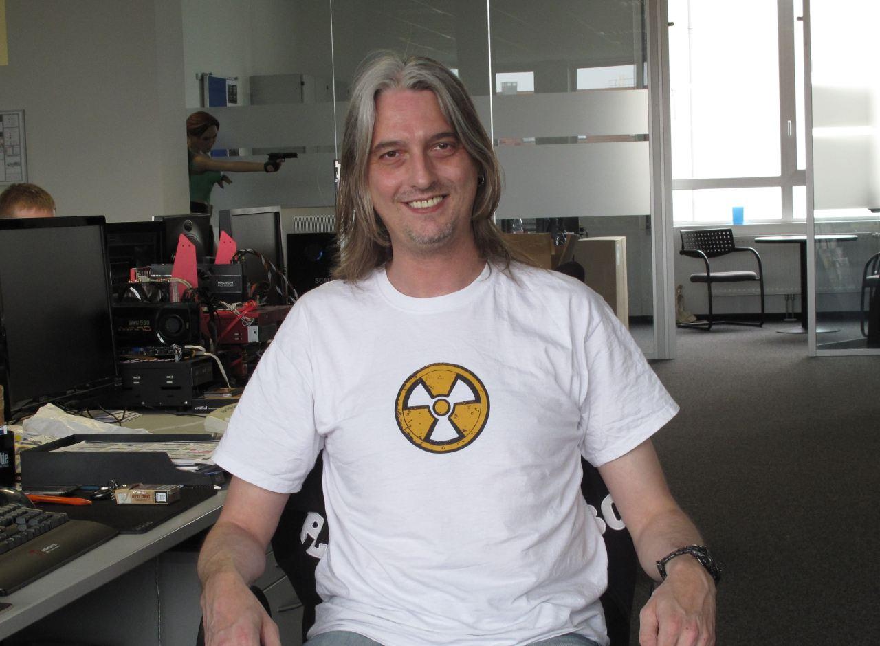 [27/05/2011] Frank Stöwer präsentiert stolz sein neues T-Shirt, aber ...