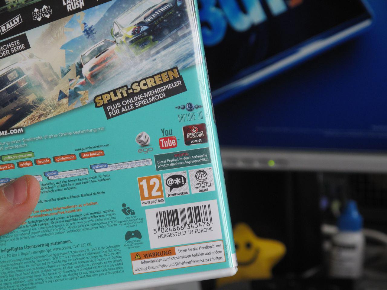 [27/05/2011] Dieses kleine rot-schwarze Logo auf der Dirt-3-Packung sagt uns, da hat AMD seine Finger im Spiel. ;-)