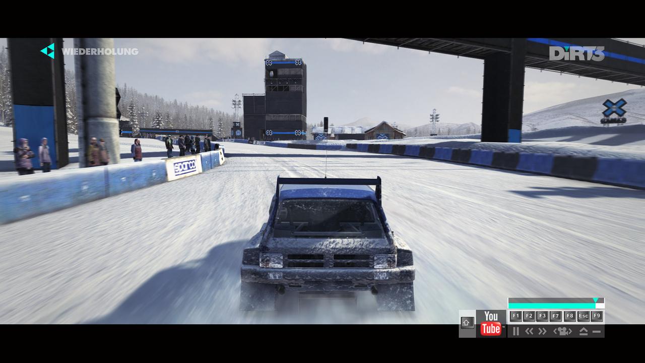 [25/05/2011] Dirt 3 (Top): Je länger Sie auf der Strecke sind, desto mehr von der Umgebung bleibt an Ihrem Fahrzeug hängen - hier zugunsten des Kontrastes Schnee auf blauem Wagen