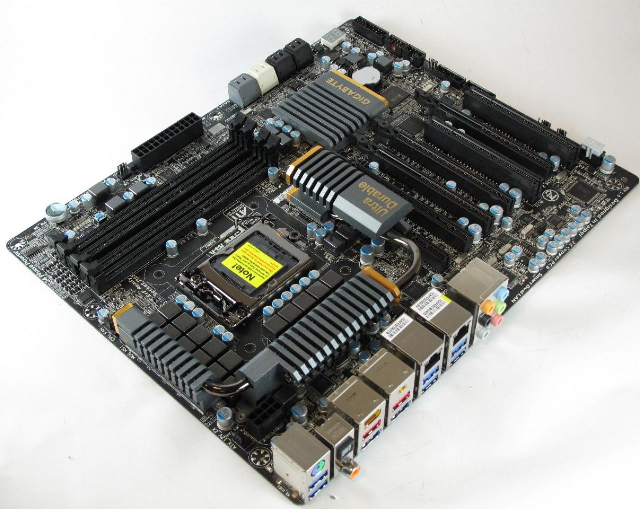 [10/05/2011] Gigabyte Z68X-UD7-B3: Eine Heatpipe gibt es nur bei den Spannungswandlern, aber nicht auf dem Kühler für den Mainboard-Chip.