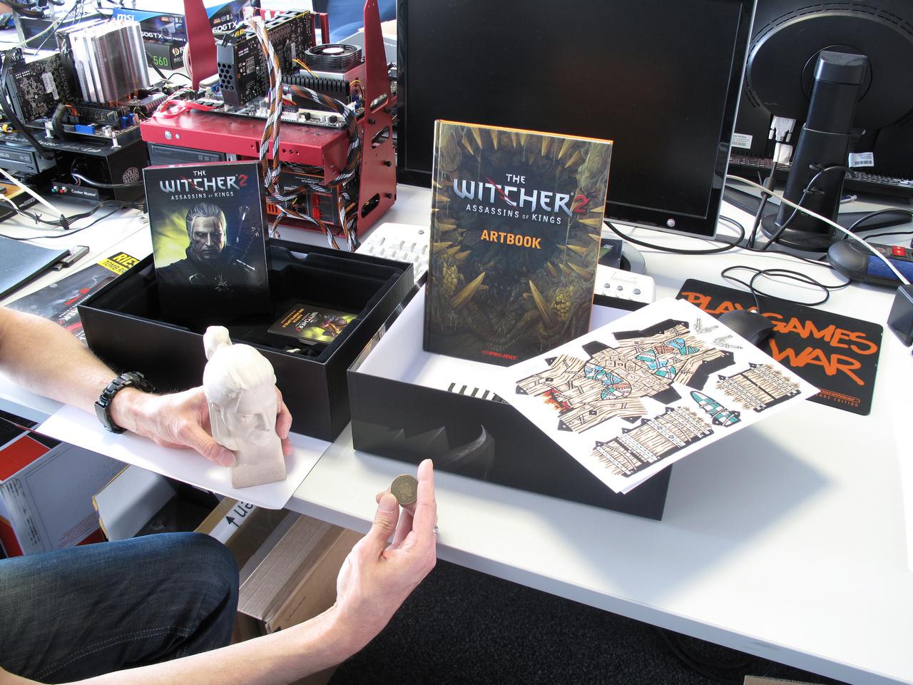 [13/05/2011] Die Collectors Edition von The Witcher 2 ausgepackt: Spiel, Büste, Artbook etc.
