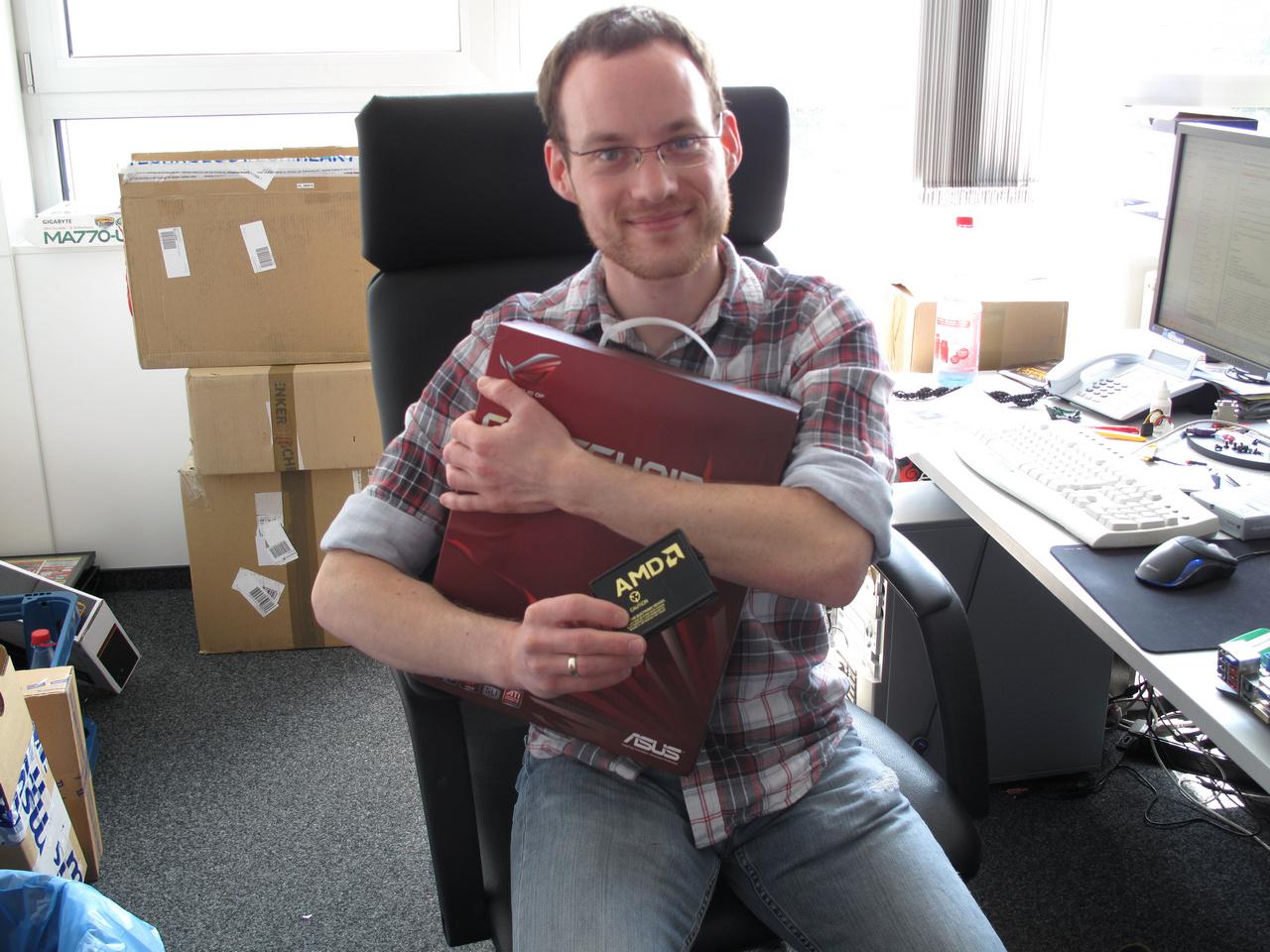 [13/05/2011] AMD hat nicht nur CPUs in grünen Boxen geschickt, sondern auch eine Blackbox mit ... nicht dem Bulldozer. Dazu gibt's ein neues Mainboard und davon ist ein wichtiger Teil ebenfalls schwarz