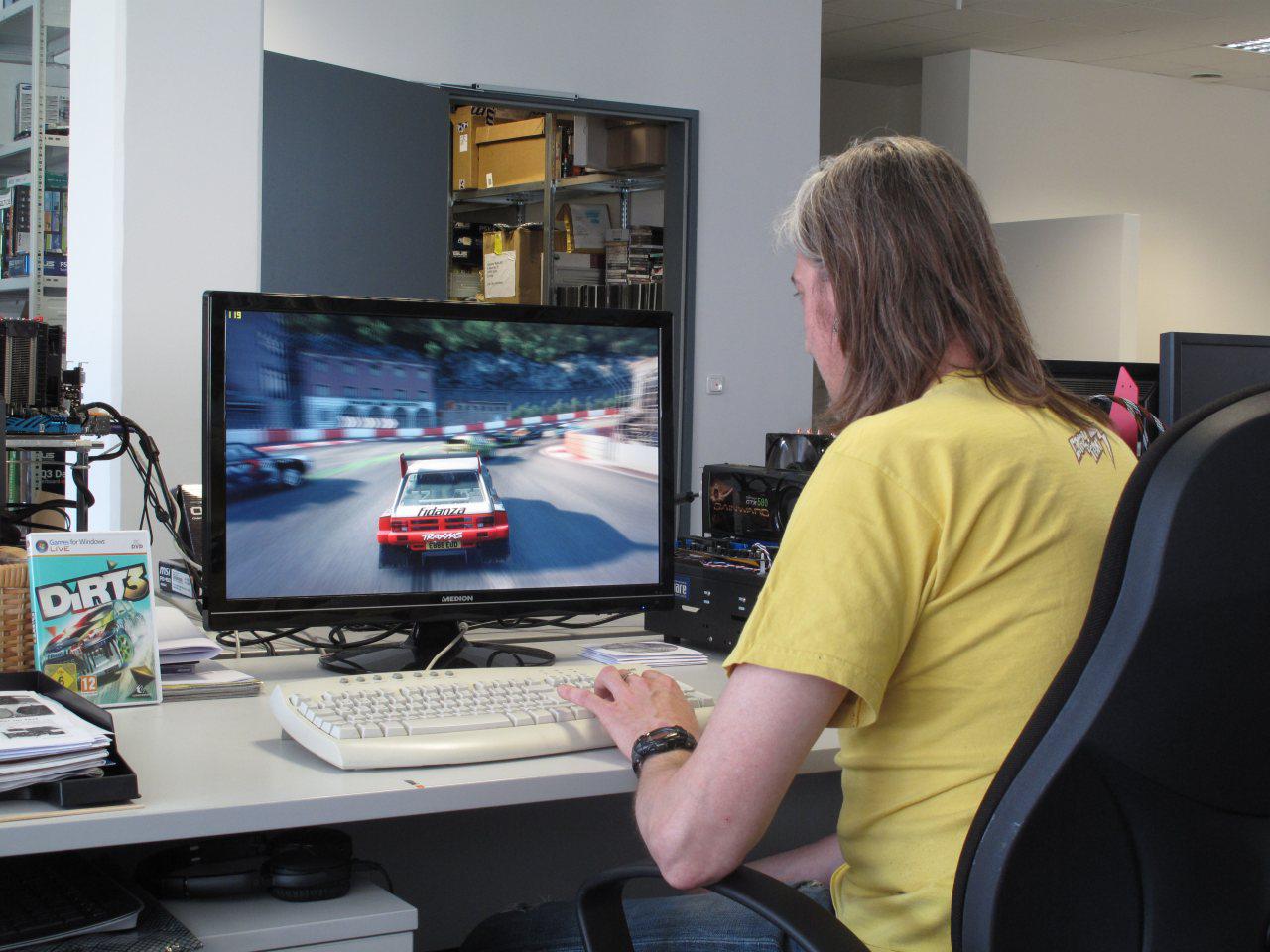 [20/05/2011] Kollege Stöwer arbeitet am Tuning von Dirt 3 - über 100 Fps laut Fraps (oben links im Bild) sollten ausreichen.