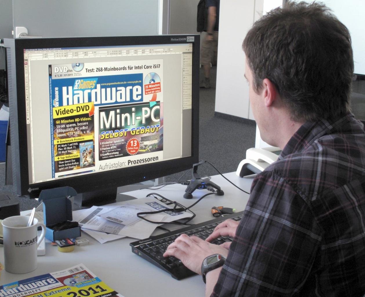 [20/05/2011] Der letzte Schliff am Cover von PCGH 07/2011: Schneller Thilo, die Druckerei wartet! 