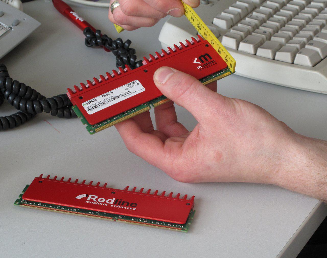 [20/05/2011] Mushkin Ridgeback Redline: Neues 8-GB-Kit auf Daniel Möllendorfs Tisch.