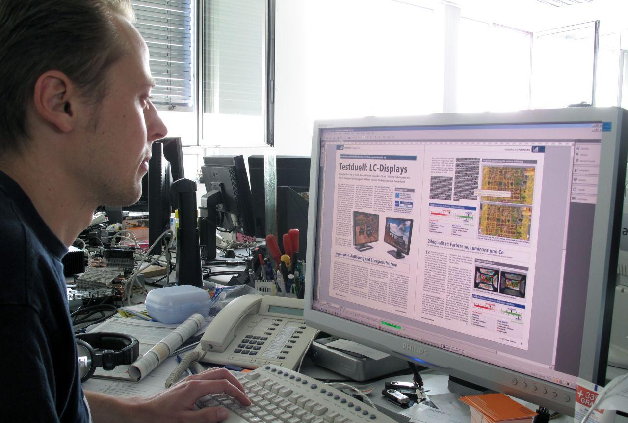 [06/05/2011] Marco Albert arbeitet an dem Artikel Testduell LCDs, es treten an Benq XL2410T gegen HP ZR24w.