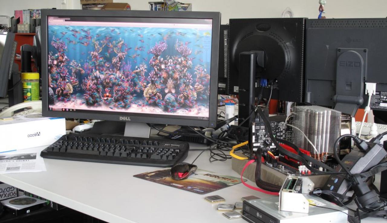 [06/05/2011] Marc Sauter arbeitet an neuen Lastszenarien für zukünftige APU- und CPU-Tests. (Nachtrag: Ex-Kollege Ripplinger schaute auch kurz am Aquarium vorbei)