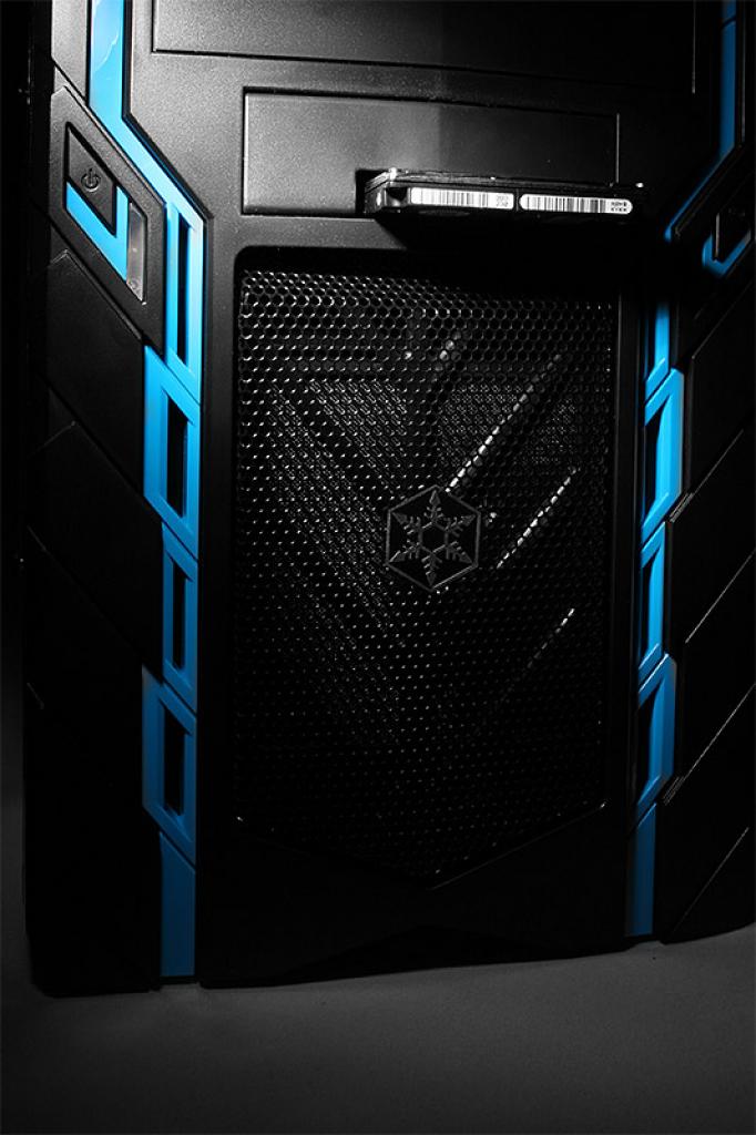 [03/05/2011] Silverstone Precision PS06 - Midi-Tower im blau-schwarzen Androiden-Design (5)