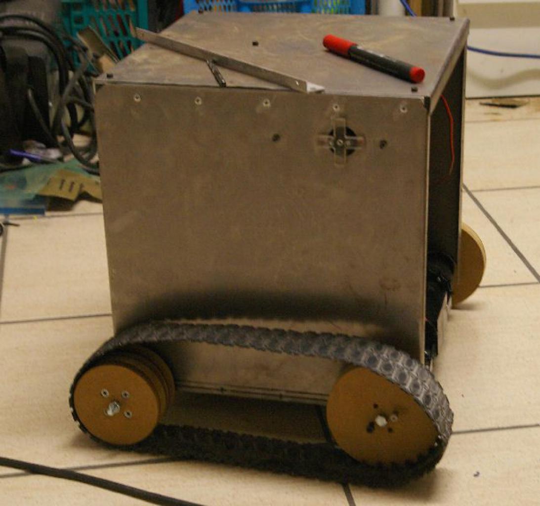 [27/05/2011] Spitzen-Casecon: Wall-E-PC fährt durch die Gegend und sieht dreidimensional (13)