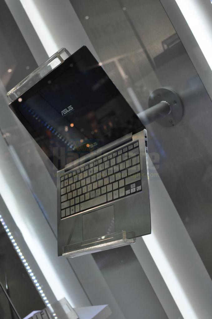 [02/06/2011] Asus UX Notebook 01
