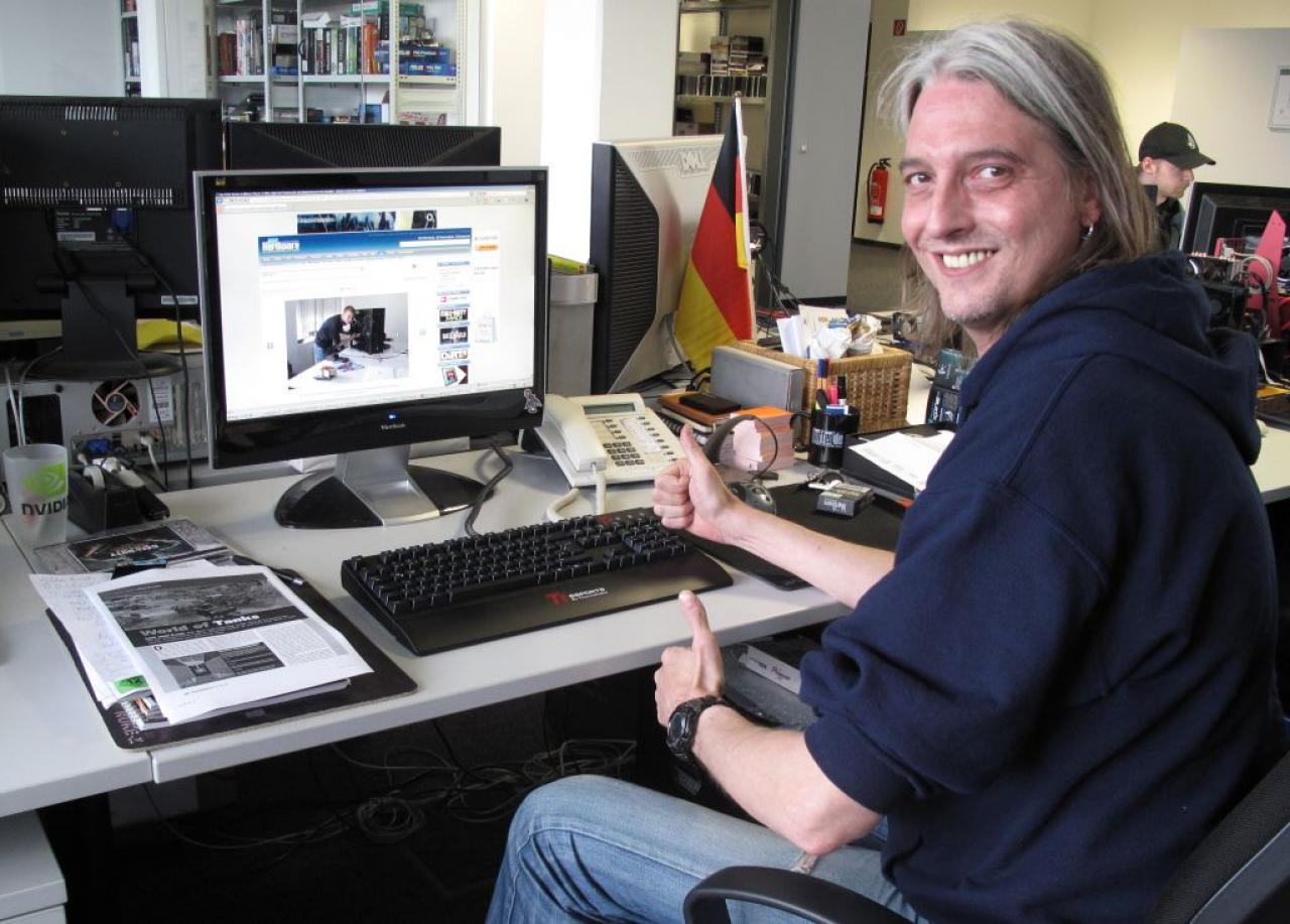 [01/06/2011] Tt Esports Meka G1: mechanische Tastatur, Testsieger der MÜ in der 06/11. Jetzt endlich mit deutschem Tastenlayout. Die Suche nach den Üs, Äs, Ös und nach Sonderzeichen wie ß, &, Klammer oder Slash hat Frank S. vorher in den Wahnsinn getrieben.