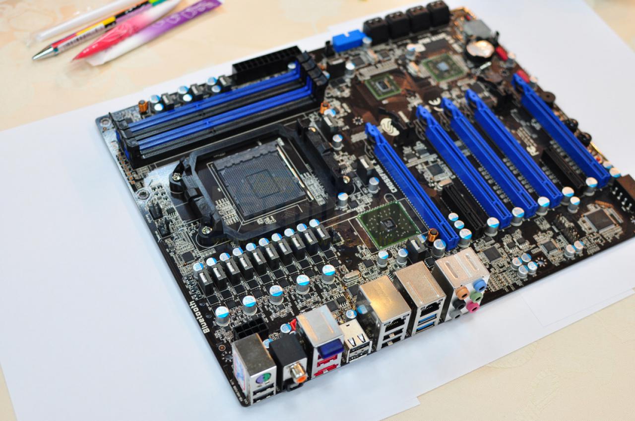 [03/06/2011] AMD: Bulldozer-Chipsätze für AM3+-Mainboards vorgestellt (13)