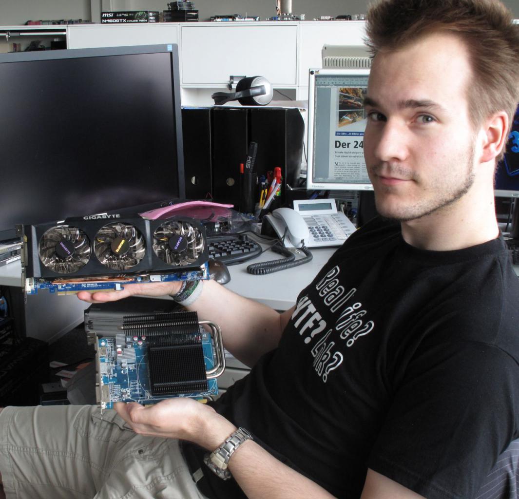 [30/06/2011] Ein echter Fachredakteur für Grafikkarten hat natürlich auch einige 3D-Beschleuniger zur Hand: Gigabyte Geforce GTX 580 Super Overclock und Sapphire Ultimate Radeon HD 6670 (Passivkühlung).