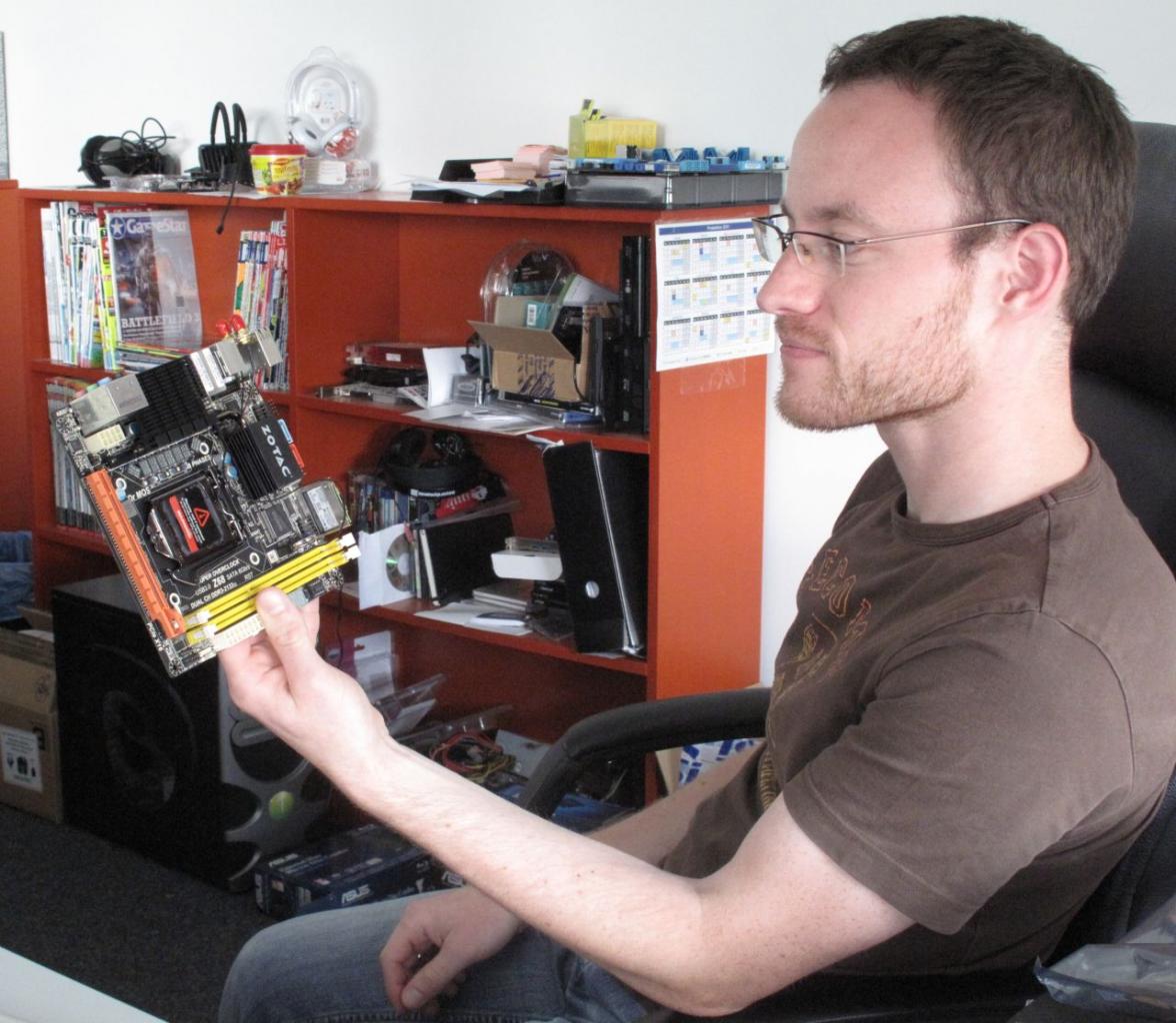[30/06/2011] Daniel bestaunt das Mini-ITX mit Z68-Chipsatz von Zotac.