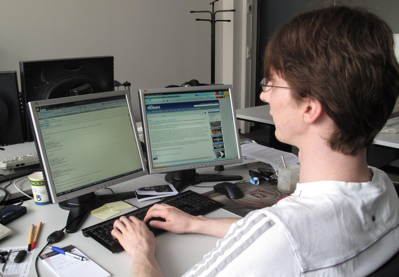 [10/06/2011] Kollege Link testet neue Funktionen für die Webseite und beschwert sich direkt bei der Entwicklungsabteilung. 