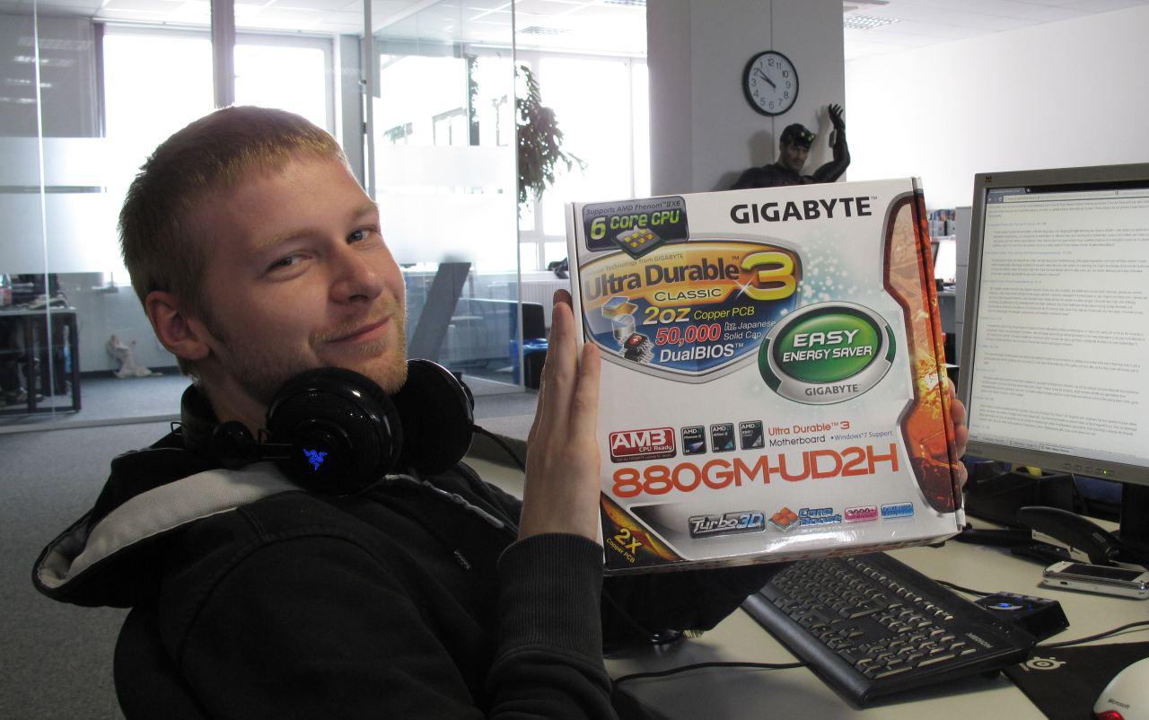 [10/06/2011] Unser Praktikant Oliver kümmert sich um den Versand von Gewinnspielen. 
