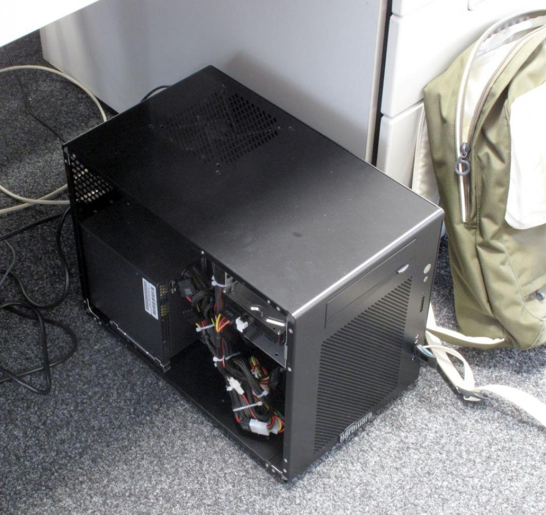 [17/06/2011] Ein kleiner Rechner unter Daniel Waadts Tisch, das kann eigentlich nur ein neuer PCGH-PC sein.