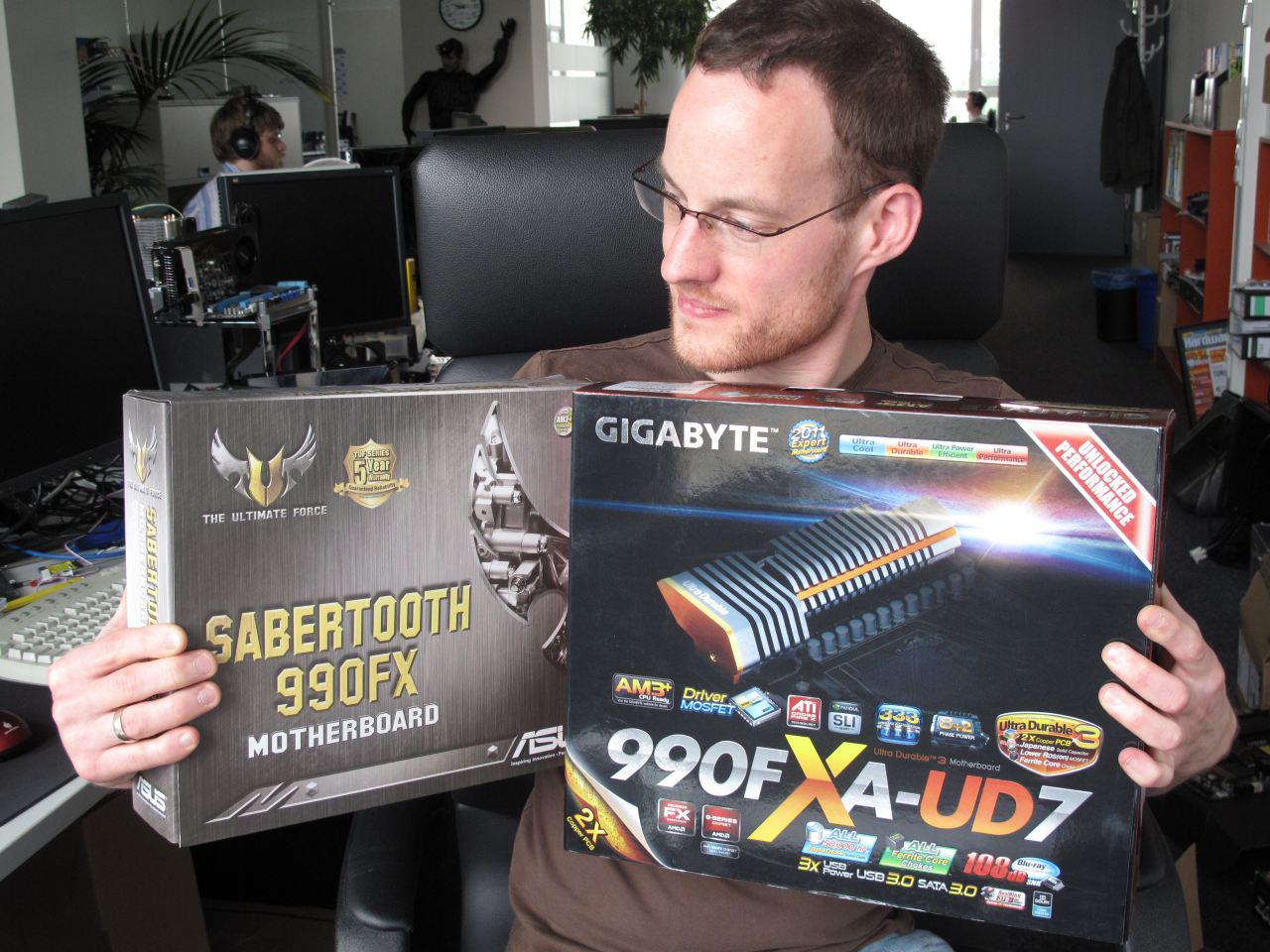 [10/06/2011] Daniel Möllendorf bewundert die zwei neuen Mainboards: Ist das Asus Sabertooth 990FX oder das ...