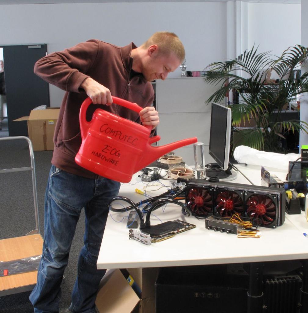 [17/06/2011] Für den Test der Wakü-Grafikkarten (PCGH 08/2011) muss unser Praktikant Oliver eine Wasserkühlung vorbereiten.