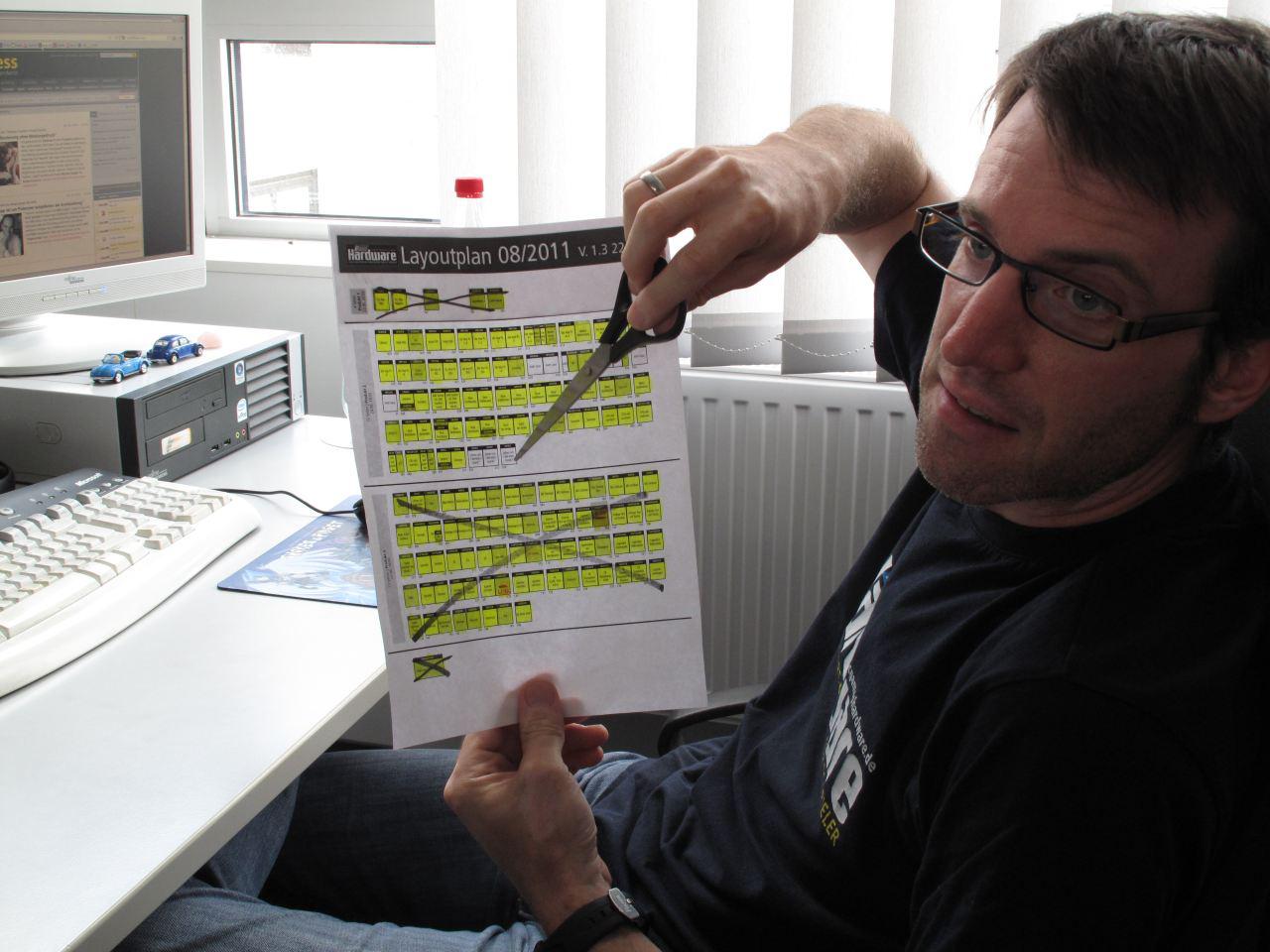 [24/06/2011] Layouter Frank Pfründer wartet auf die letzten Seiten der PCGH 08/2011 - die Druckerei wartet schon ... und die Leser erst recht! 