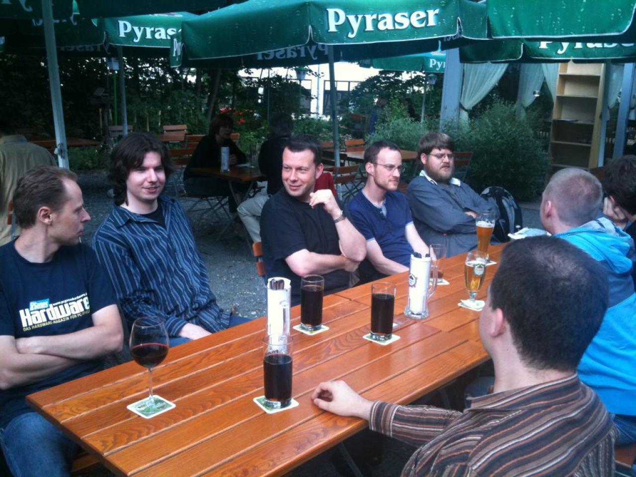 [17/06/2011] PCGH-Stammtisch: Redakteure, Layouter, Praktikanten und sogar Ex-Praktikanten im Biergarten ... ob gerade über die neue Catalyst-Version diskutiert wird? 