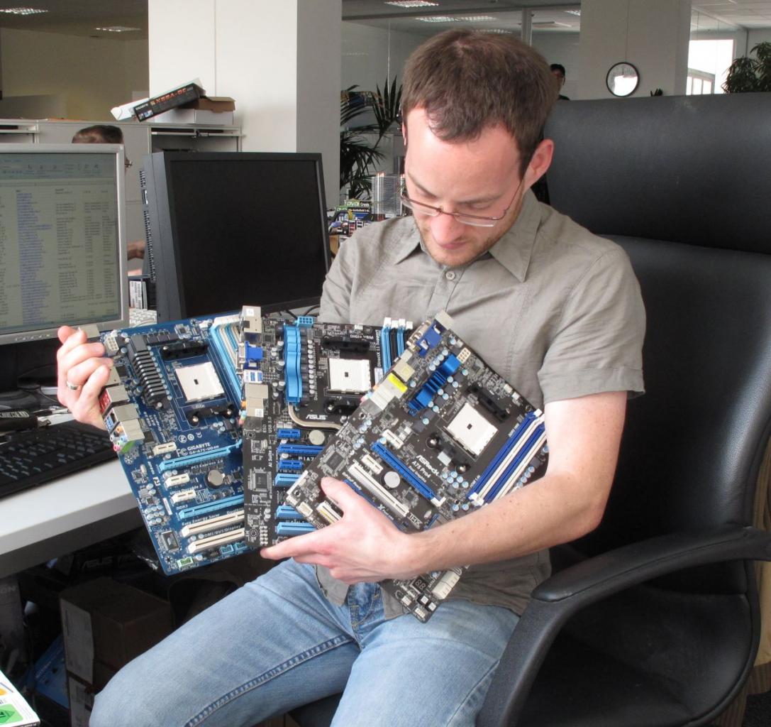[24/06/2011] Daniel bestaunt die neuen Mainboards mit FM1-Sockel, sind wohl für einen neuen AMD-Prozessor. 