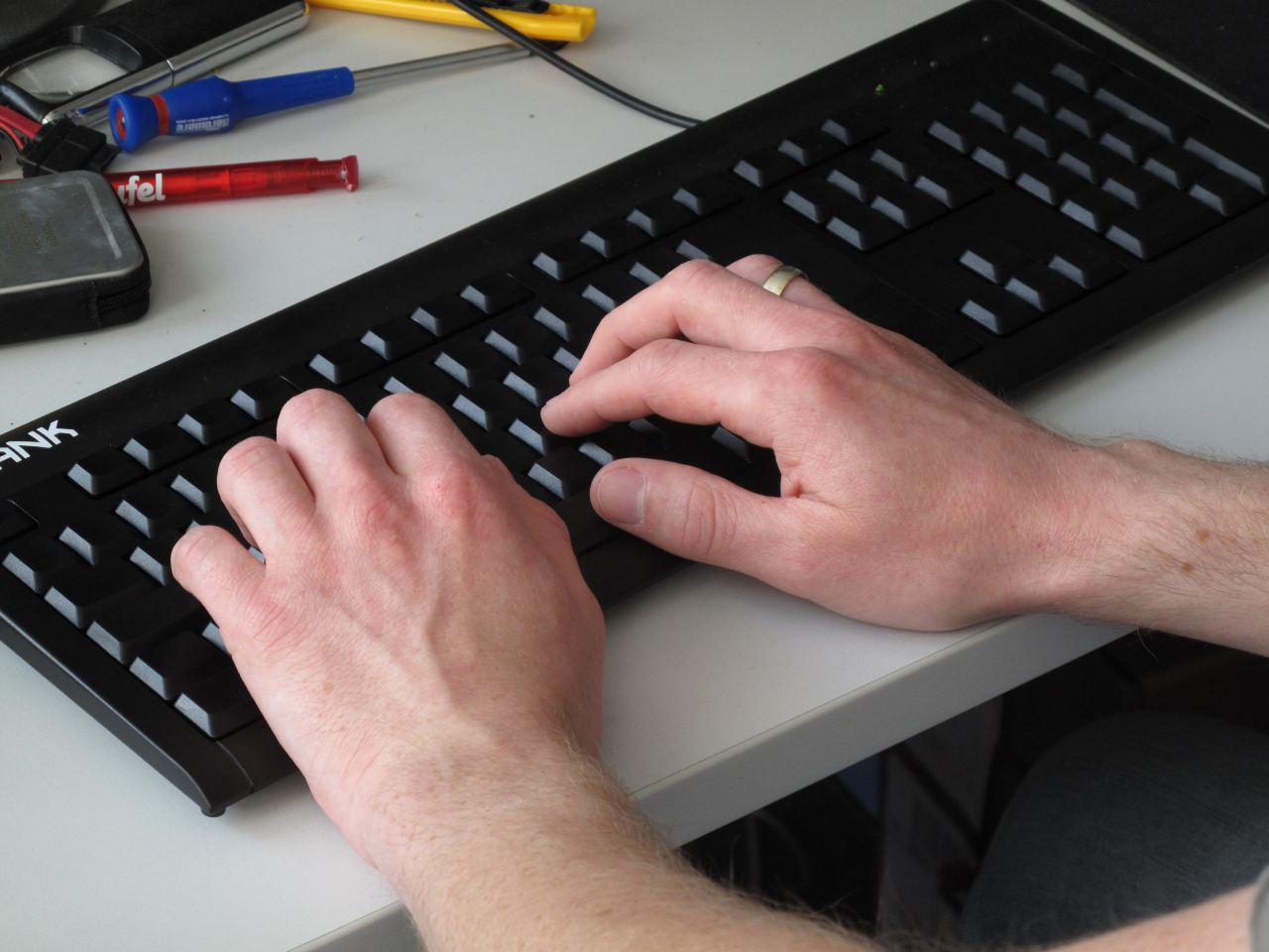 [24/06/2011] Hat Daniel so viel geschrieben, dass die Ziffern von der Tastatur abgeplatzt sind? 
