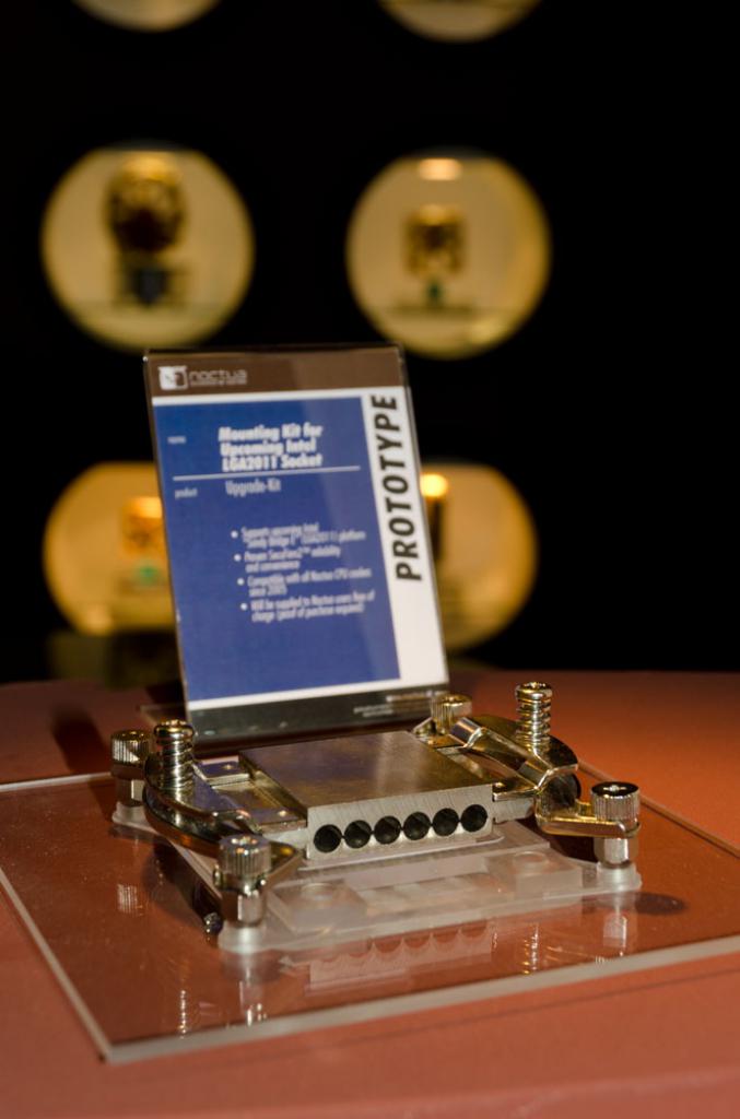 [14/06/2011] Noctua Sockel 2011 Montage Kit
