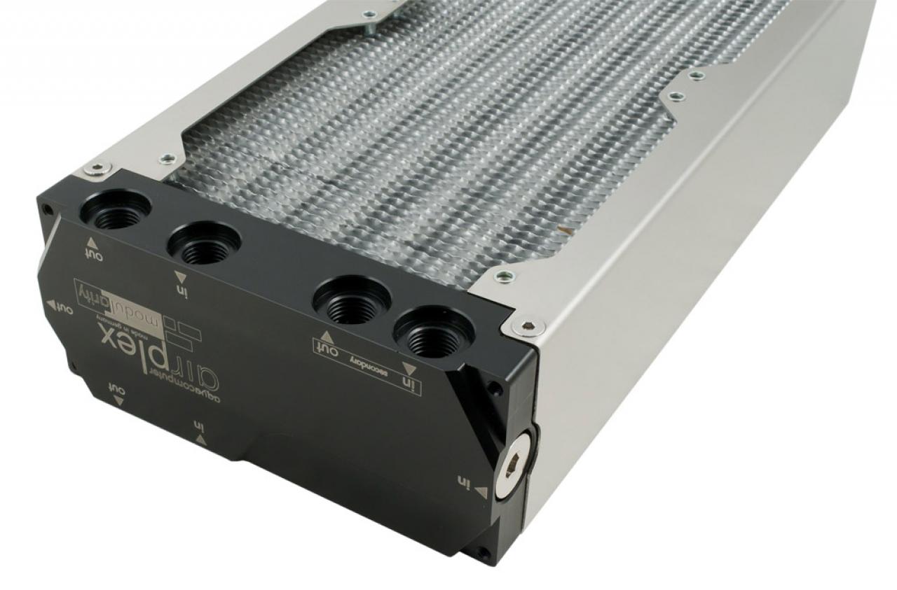 [12/06/2011] Aquacomputer Airplex Modularity System: Spezialanschlussblock, um zwei getrennte Kreisläufe an einem Radiator zu betreiben.